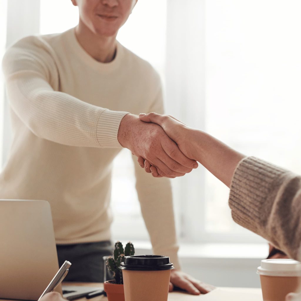 Deux CFO concluent un accord et développe leur business