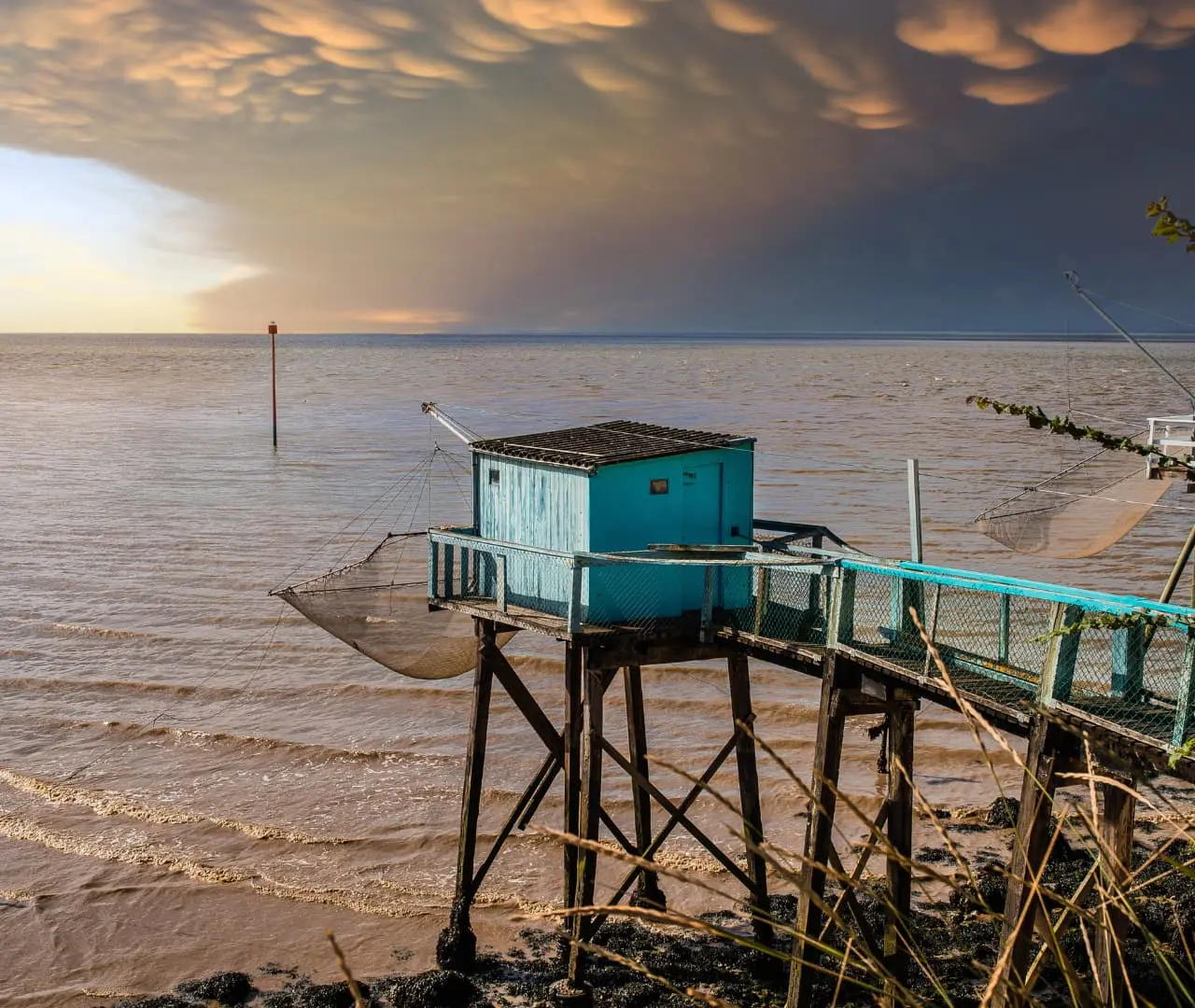 Carelet de pêcheur sur l'estuaire de la Gironde en Charente-Maritime, emblème du territoire saintongeais