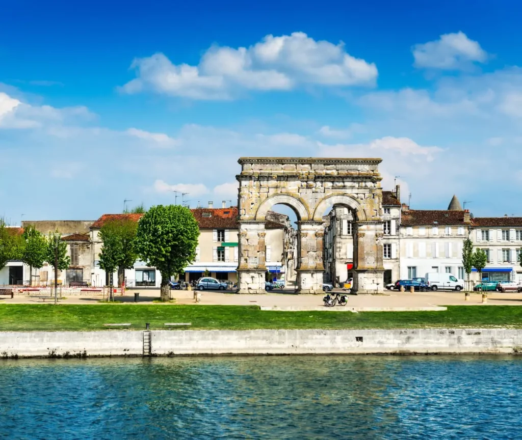 Ville de Saintes représentée par l'Arche Gallo Roamine, secteur de Coralie Consultante en SEO local autour de Saintes (17)
