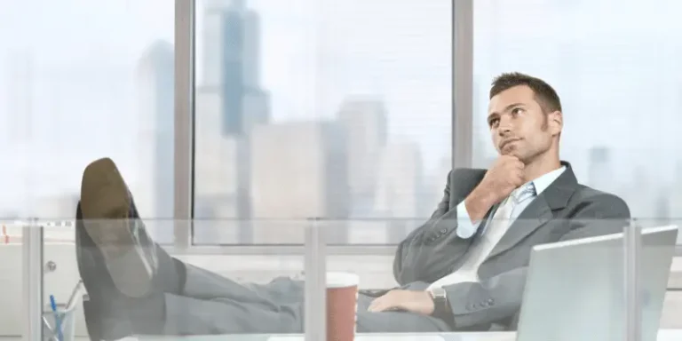 Optimiser fiche Google Business Profile, un dirigeant d'entreprise réfléchi à ce qu'il va mettre dans sa catégorie principale