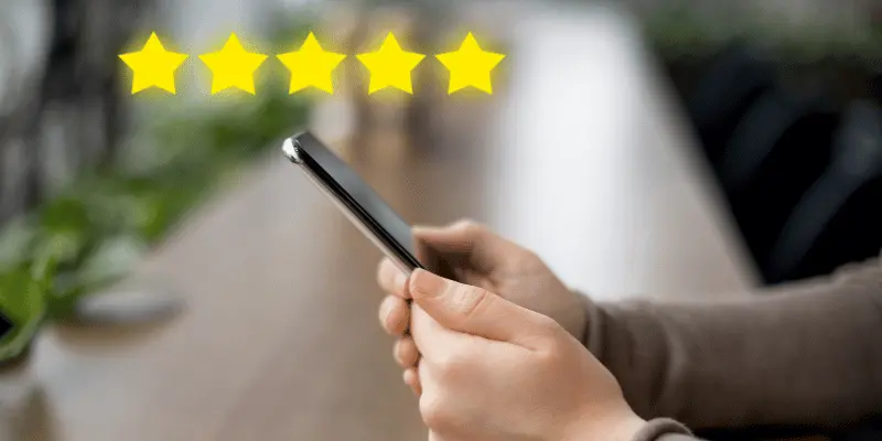 Optimiser fiche Google Business Profile, une personne reçois un avis google 5 étoile à un commerçants en Charente