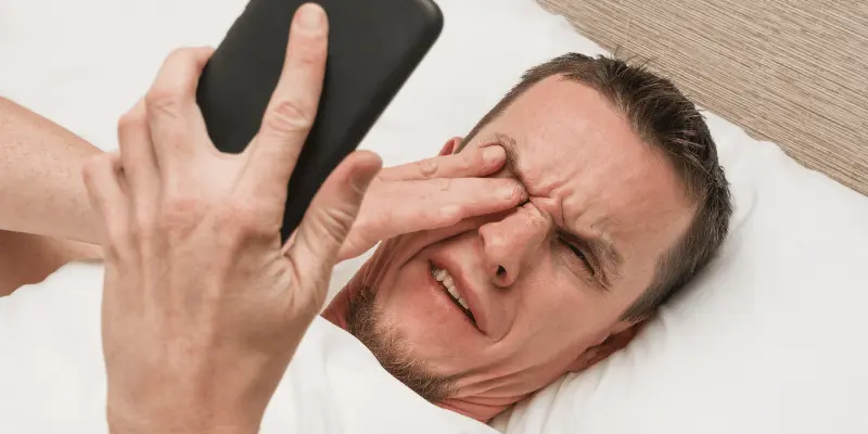 un homme voit une fiche spam concurrente sur la SERP