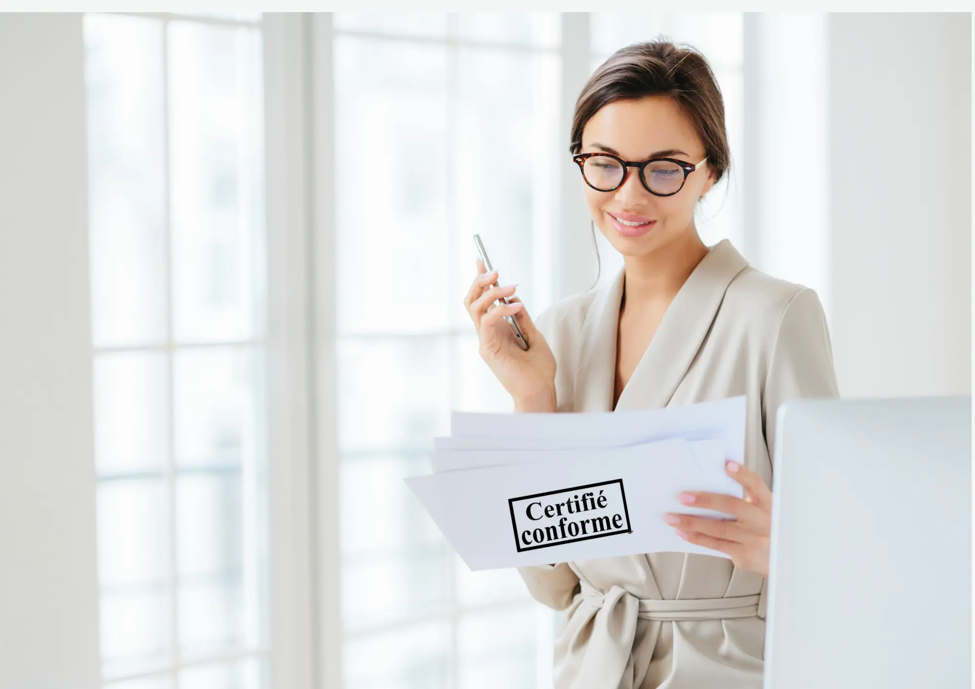 Une femme approuve un article sur la finance qui est conforme